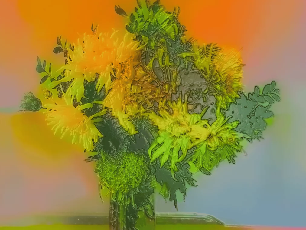 Ein Strauß aus gelben und grünen Blüten steht in einer Glasvase, vor einem farbigen Hintergrund in Orange, Gelb und Blau.