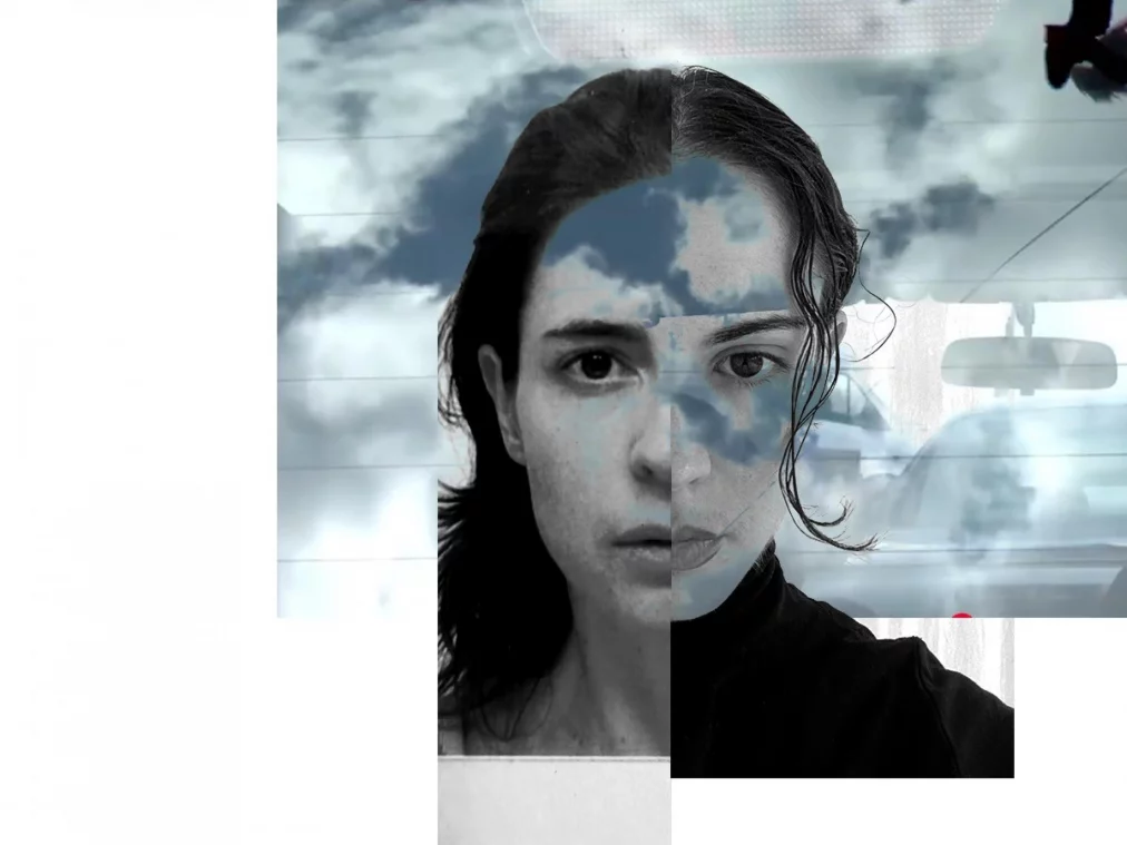Digitale Collage mit einem frontal blickenden Gesicht, dessen Hälften aus zwei unterschiedlichen Schwarz-Weiß-Porträts bestehen. Über beide Hälften legen sich Wolkenformationen und Elemente eines Autoinnenraums, sodass Realität und Projektion ineinander übergehen.