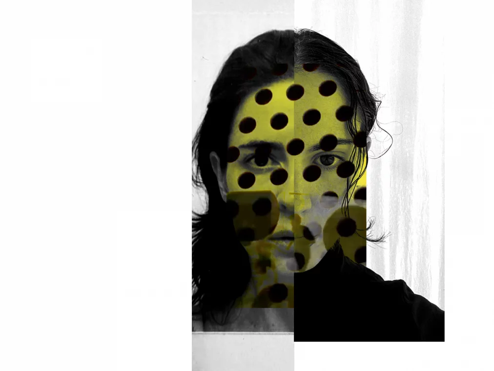 Nahaufnahme eines geteilten Schwarz-Weiß-Gesichts, überlagert von einer gelben Fläche mit gleichmäßig gesetzten schwarzen Punkten. Die Komposition wirkt grafisch und abstrahiert, mit texturierten weißen Hintergründen und starker visueller Verdichtung.