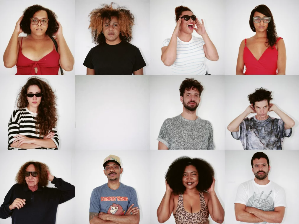 Eine Collage aus zwölf Porträts zeigt verschiedene Personen vor einem weißen Hintergrund. Die Personen sind einzeln aufgenommen und blicken meist direkt in die Kamera oder posieren unterschiedlich, einige mit Sonnenbrillen. Die Kleidung variiert von einfachen T-Shirts über gestreifte Oberteile bis zu einem roten Kleid und einem bedruckten Shirt; mehrere Personen tragen lockige oder voluminöse Haare. Die Anordnung erfolgt in einem Raster, wodurch die einzelnen Porträts nebeneinander gestellt und miteinander in Beziehung gesetzt werden.