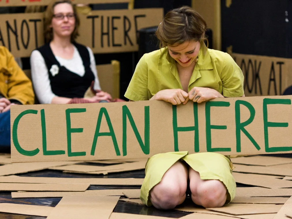 la-ribot_laughing-hole-2006_chicago-time-performance-festival_chicago-cultural-center_2013_photo-john-sisson-13