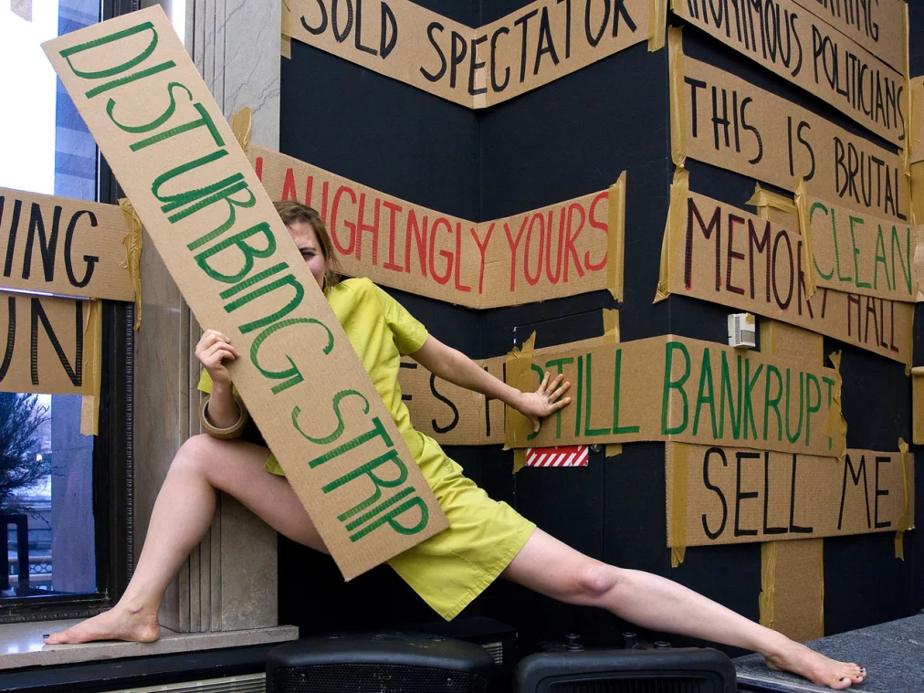 la-ribot_laughing-hole-2006_chicago-time-performance-festival_chicago-cultural-center_2013_photo-john-sisson-6